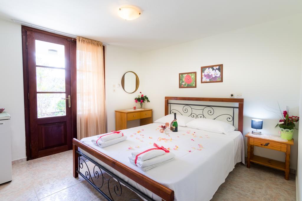 Pension Giannis Αdults Only Koinyra Exterior photo